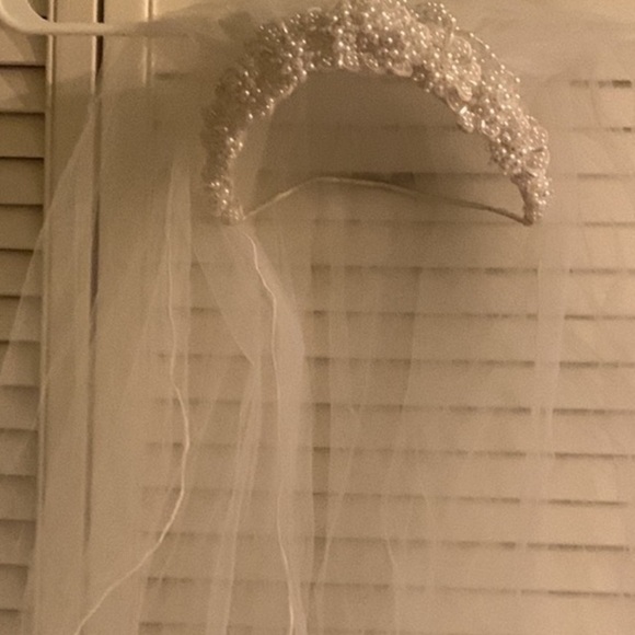 David’s bridal 2 teir veil and headpiece - Picture 11 of 12